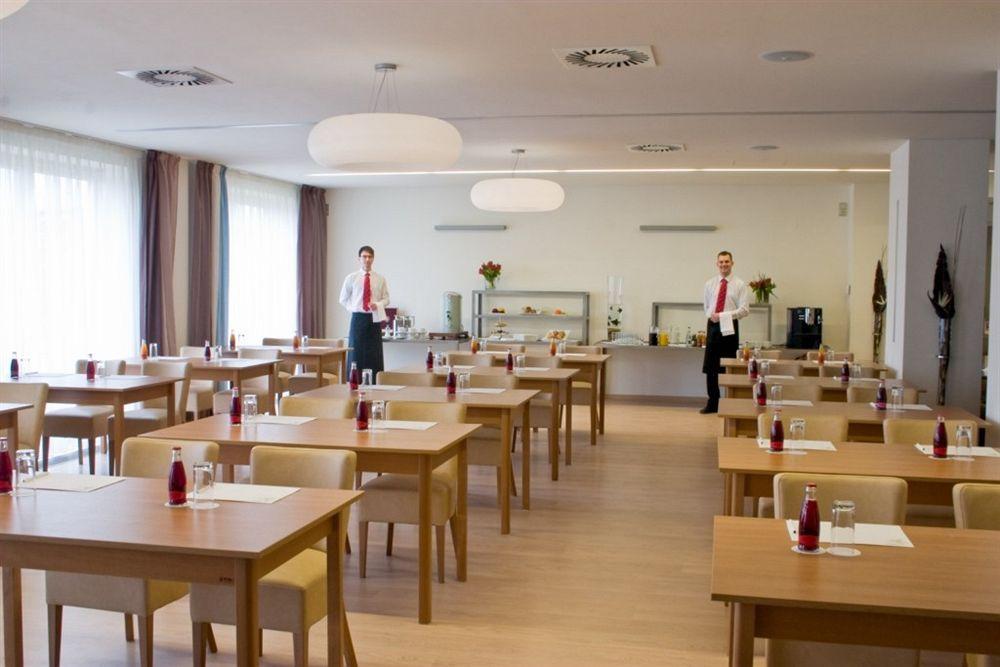 Modra Stodola Contactless Check-In Hotel Horomerice Екстериор снимка